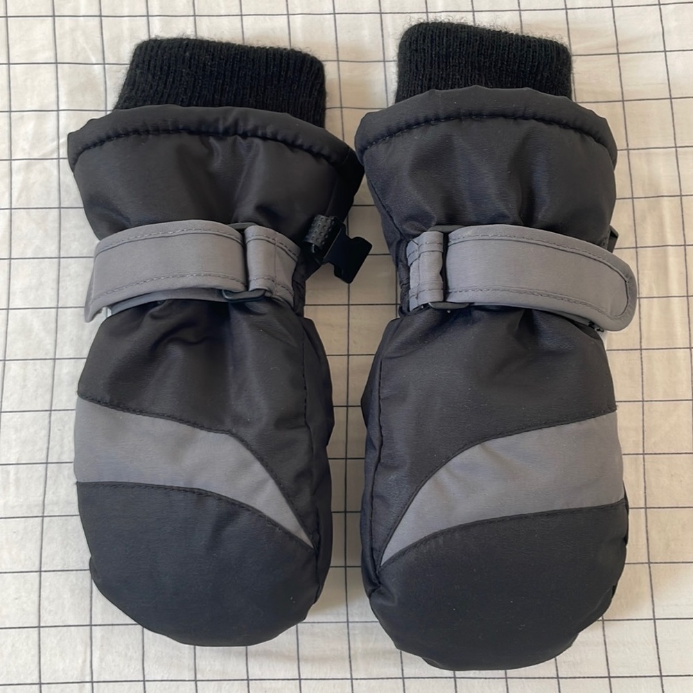 3M thinsulate Winter mittens with clasp. Gray and black size 2-3 years like new
